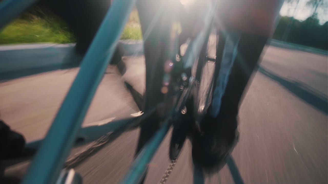 Detalhe da bicicleta em movimento na estrada