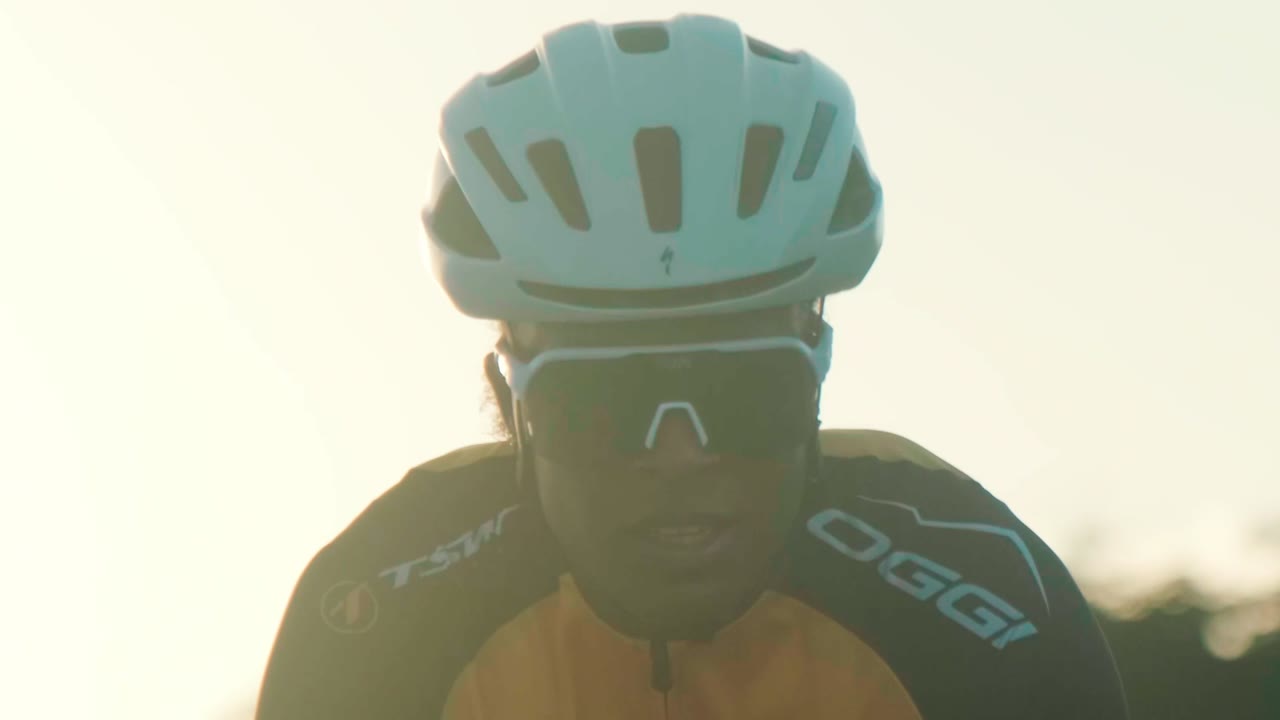 Ciclista com camisa Strada durante o pedal