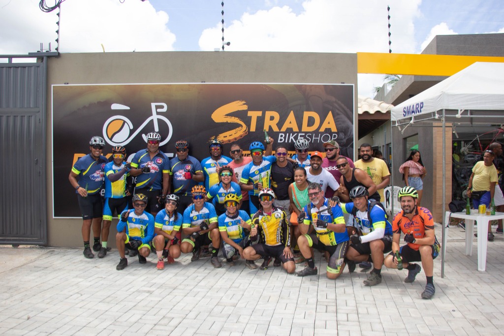 Ciclistas da comunidade Strada reunidos
