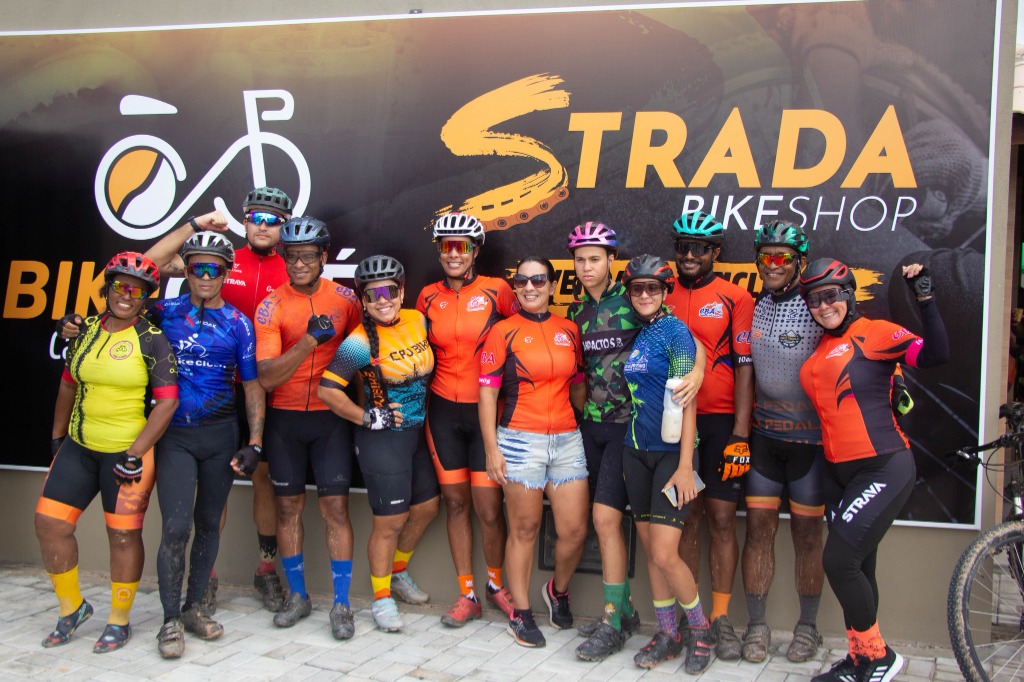 Grupo de ciclistas reunidos na Strada Bike Shop